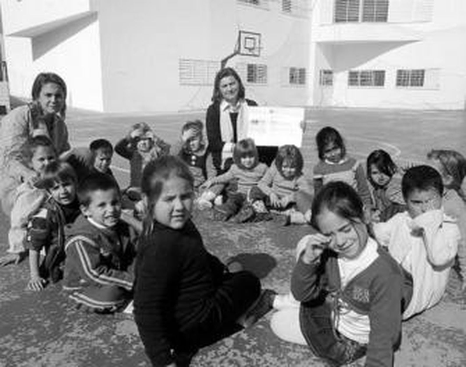 María Luisa Muñoz con el premio y un grupo de alumnos del colegio La Ina.