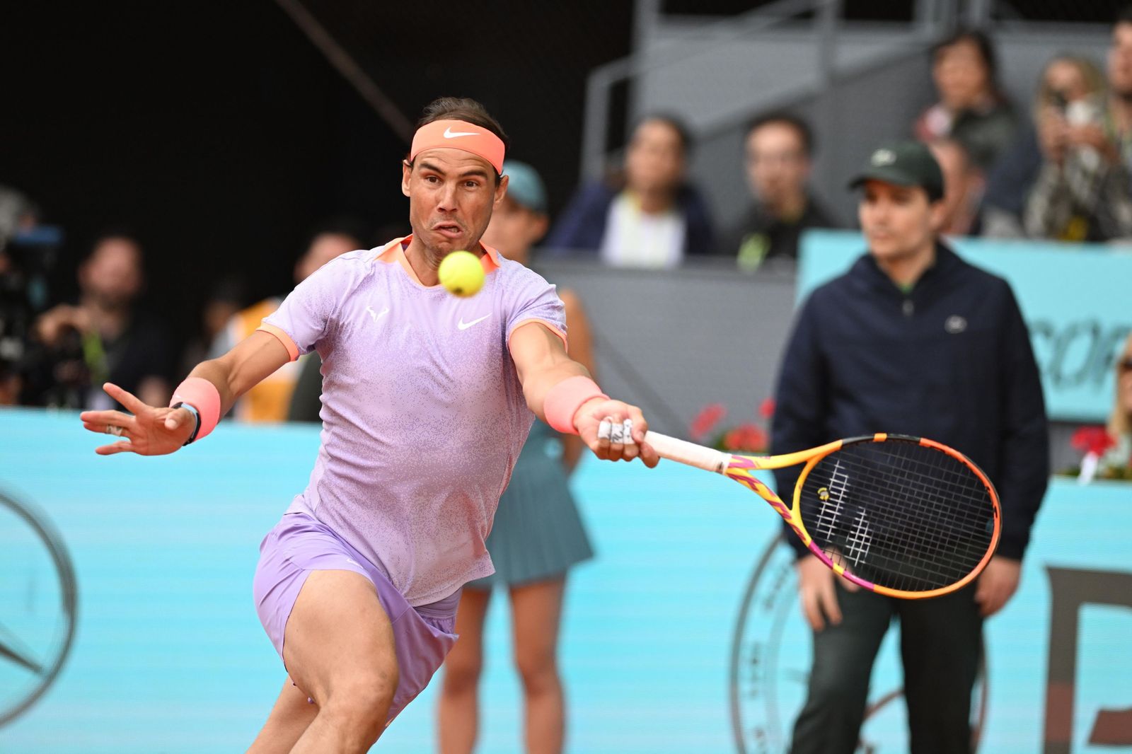 Rafa Nadal devuelve una bola en su primer partido en Madrid.
