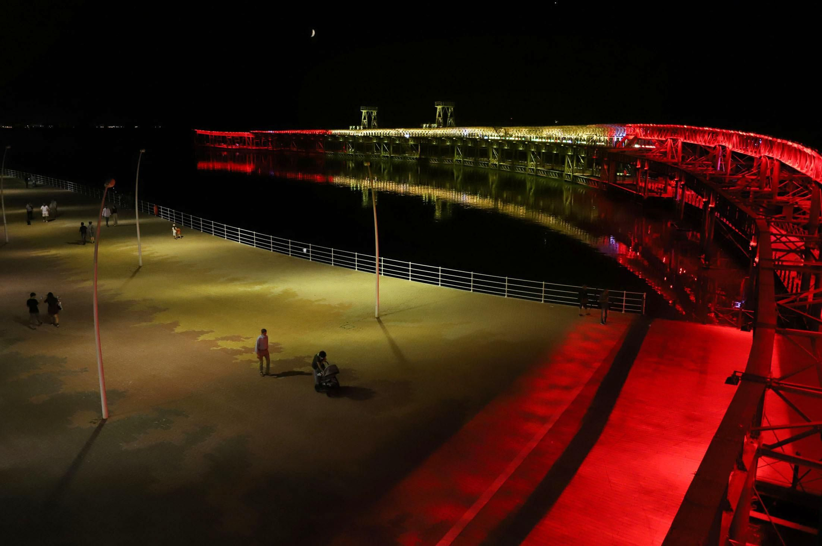 El muelle de mineral de la compañía Riotinto se engalana con los colores de España para celebrar el día de la Hispanidad, en imágenes