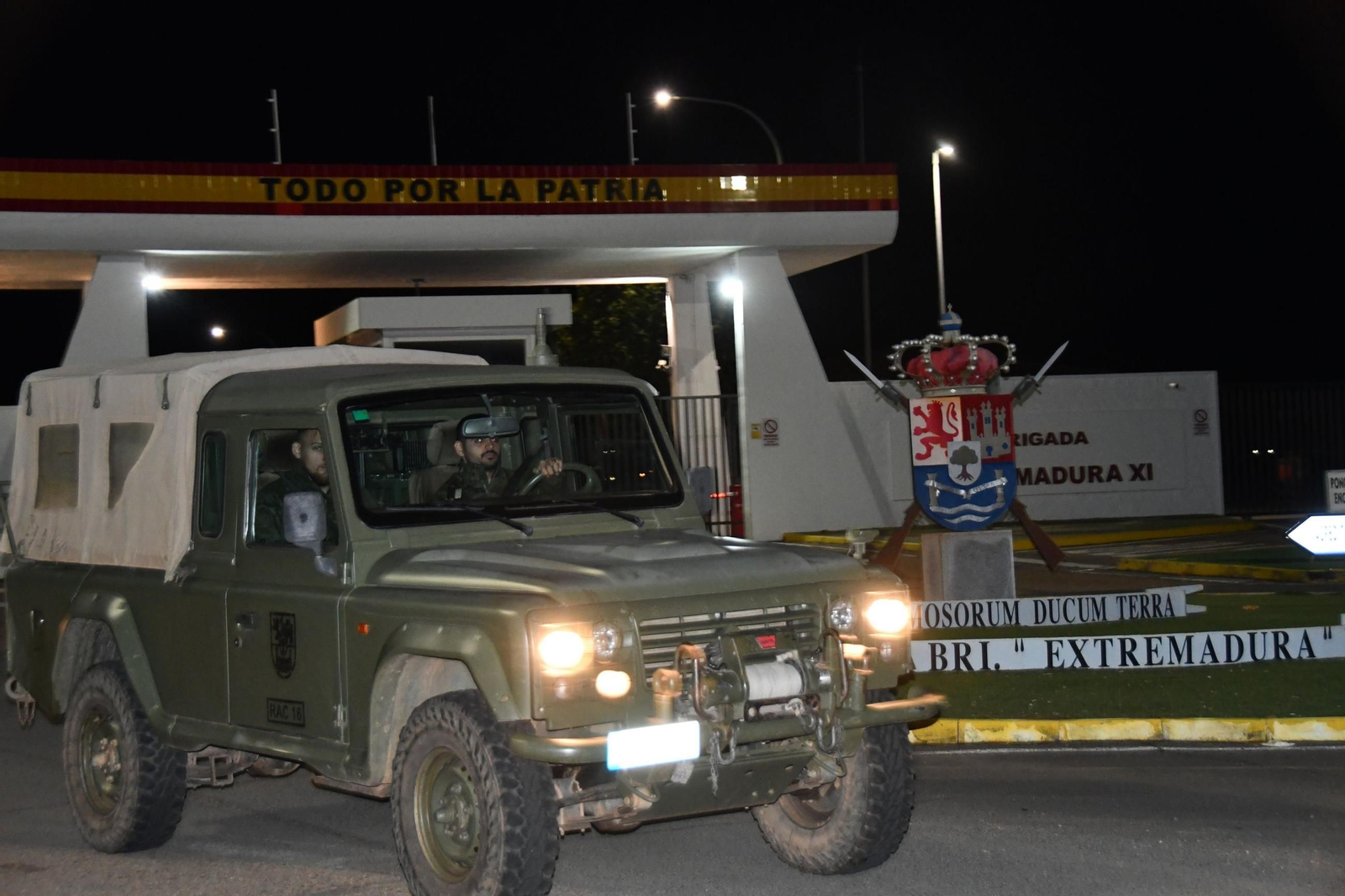 Un vehículo militar sale hacia Valencia