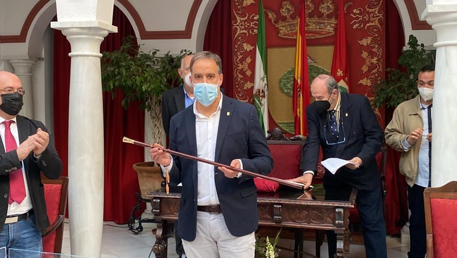 El nuevo alcalde de Trebujena, Ramón Galán, en el pleno de investidura.