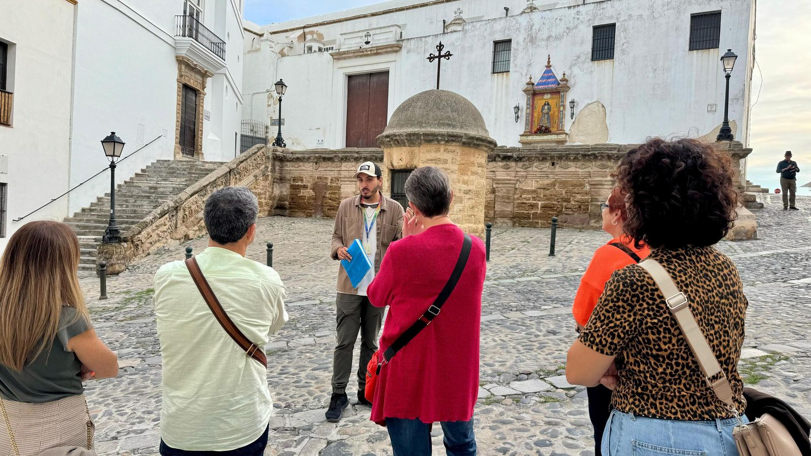 Uno de los momentos de la ruta histórica por Cádiz