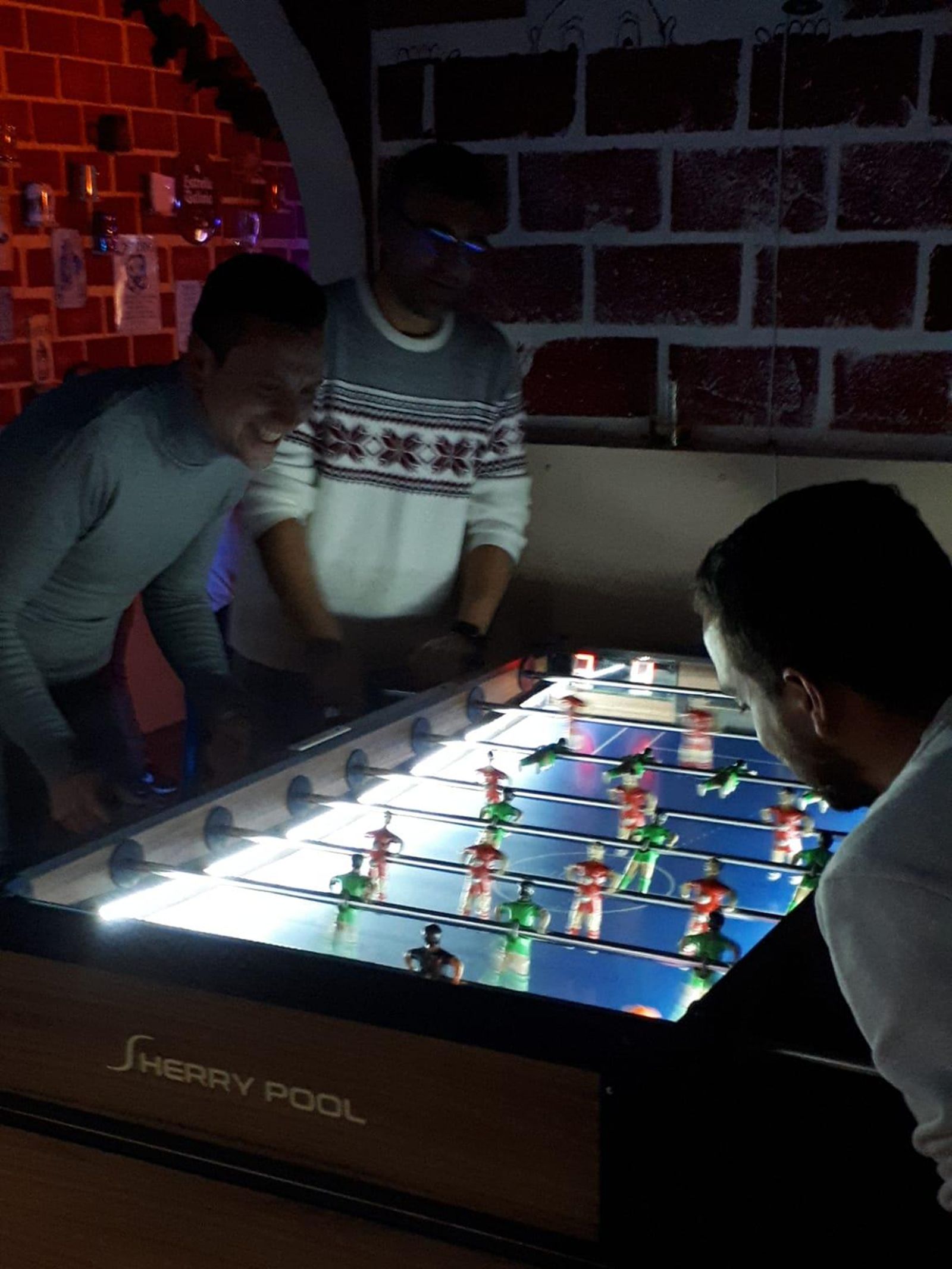 Don Pepon ofrece muchas actividades para realizar en su bar. Una de ellas es el futbolín