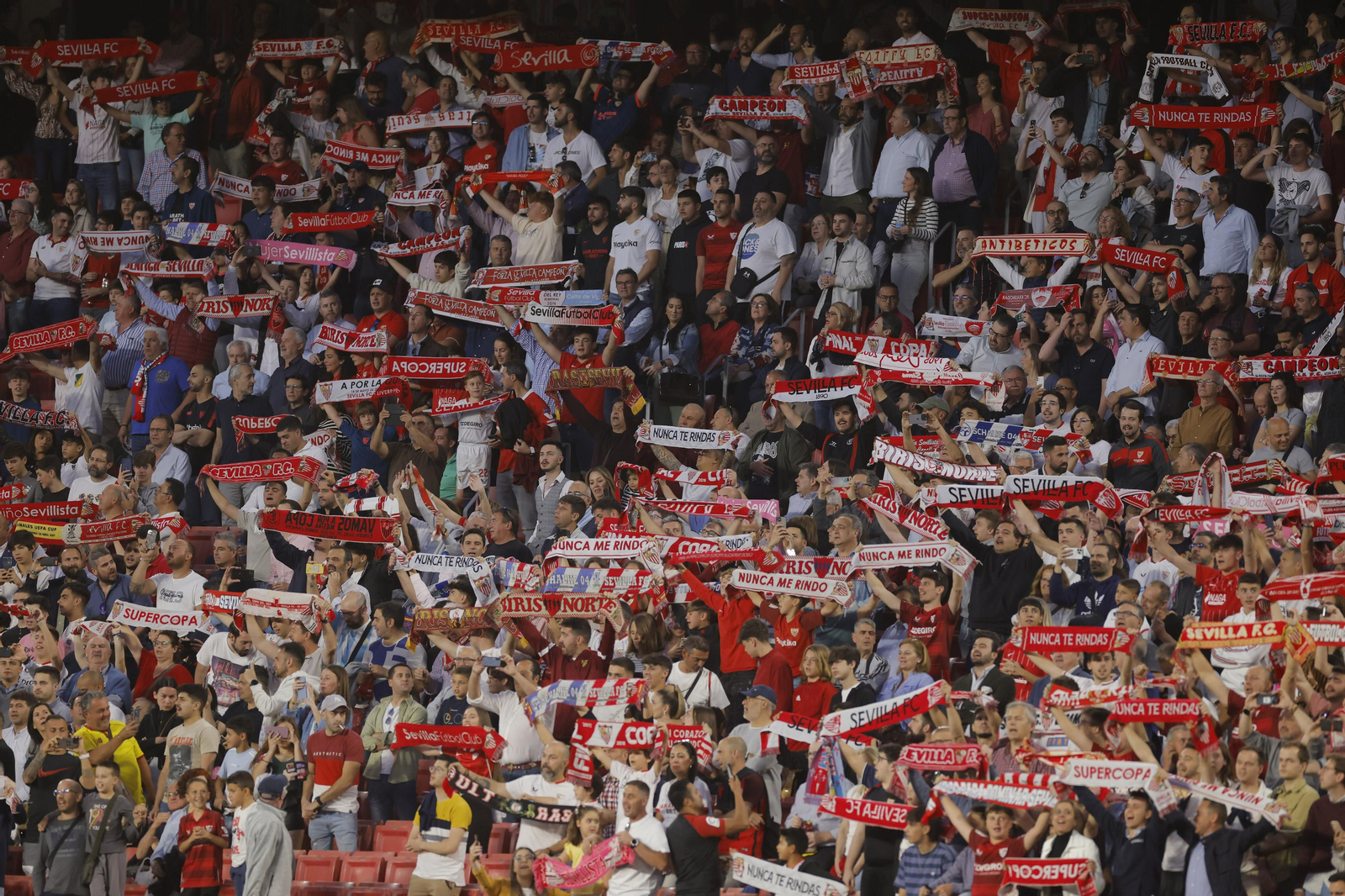 Búscate en las fotos del Sevilla-Celta