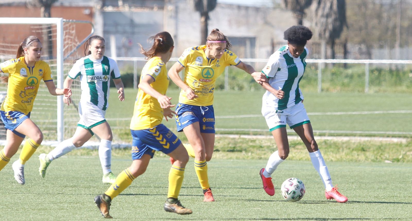 Natalia Mills protege el balón en uno de sus primeros partidos con el Córdoba Femenino.