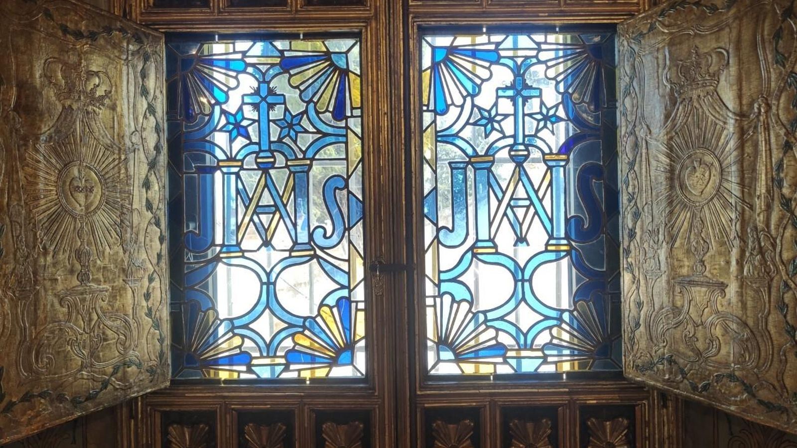 Vidrieras y tapaluces del camarín de la patrona de Cantillana.