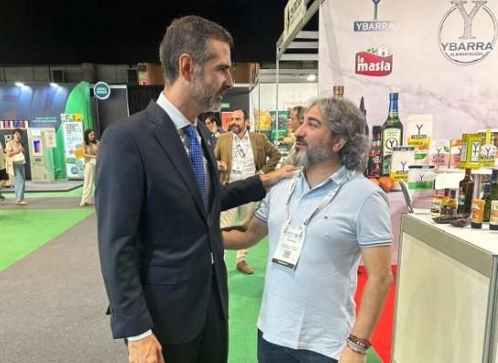 Ramón Fernández-Pacheco saluda a Tony García en su stand en Auténtica 2025.