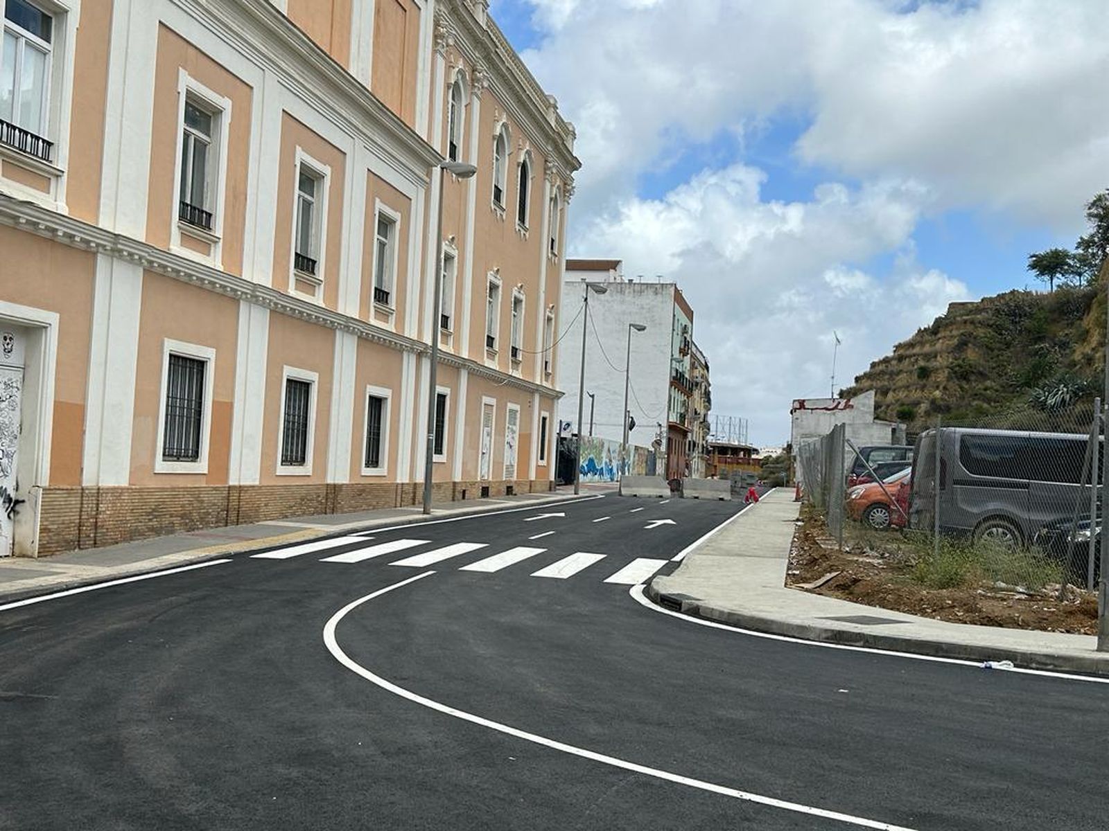 Imagen del nuevo doble carril de la calle Médico Luis Buendía de Huelva.