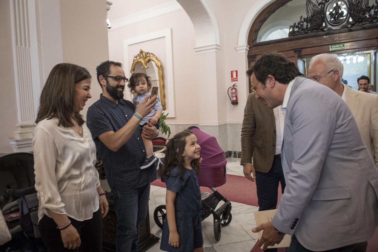 Imágenes de la investidura de José María González Kichi