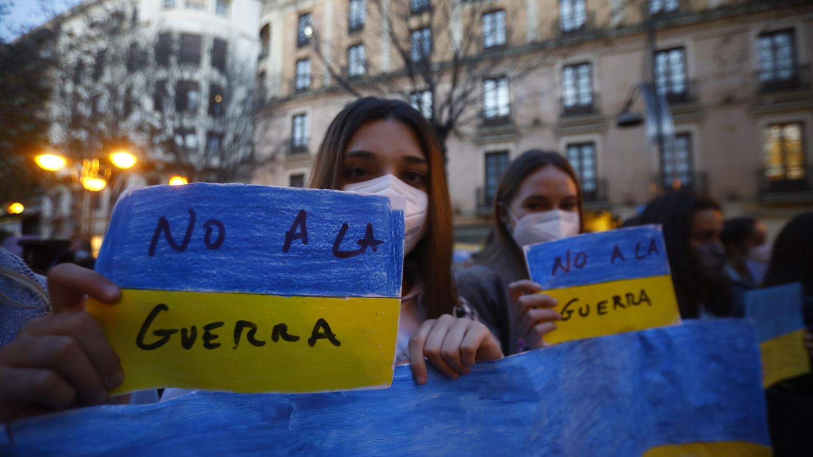 Dos asistentes a la concentración contra la invasión de Ucrania en Córdoba.
