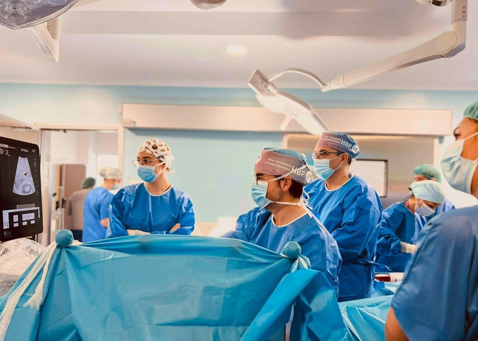 Cirugía con aplicación de la técnica con el doctor Darío Baena en primer plano y el doctor Alejandro Serrablo.