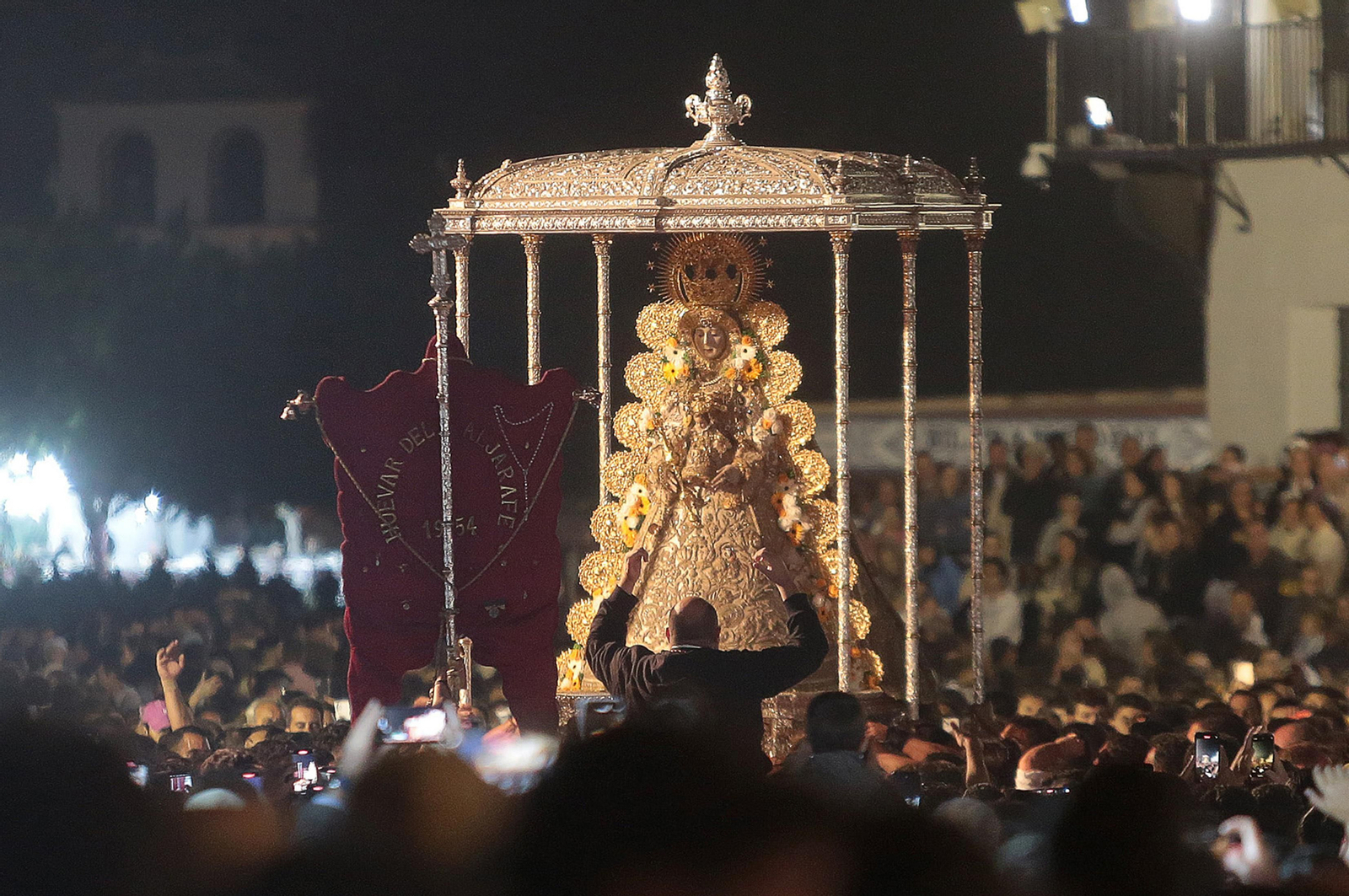 El Rocío 2023: Salto a la reja y procesión de la Virgen del Rocío en imágenes