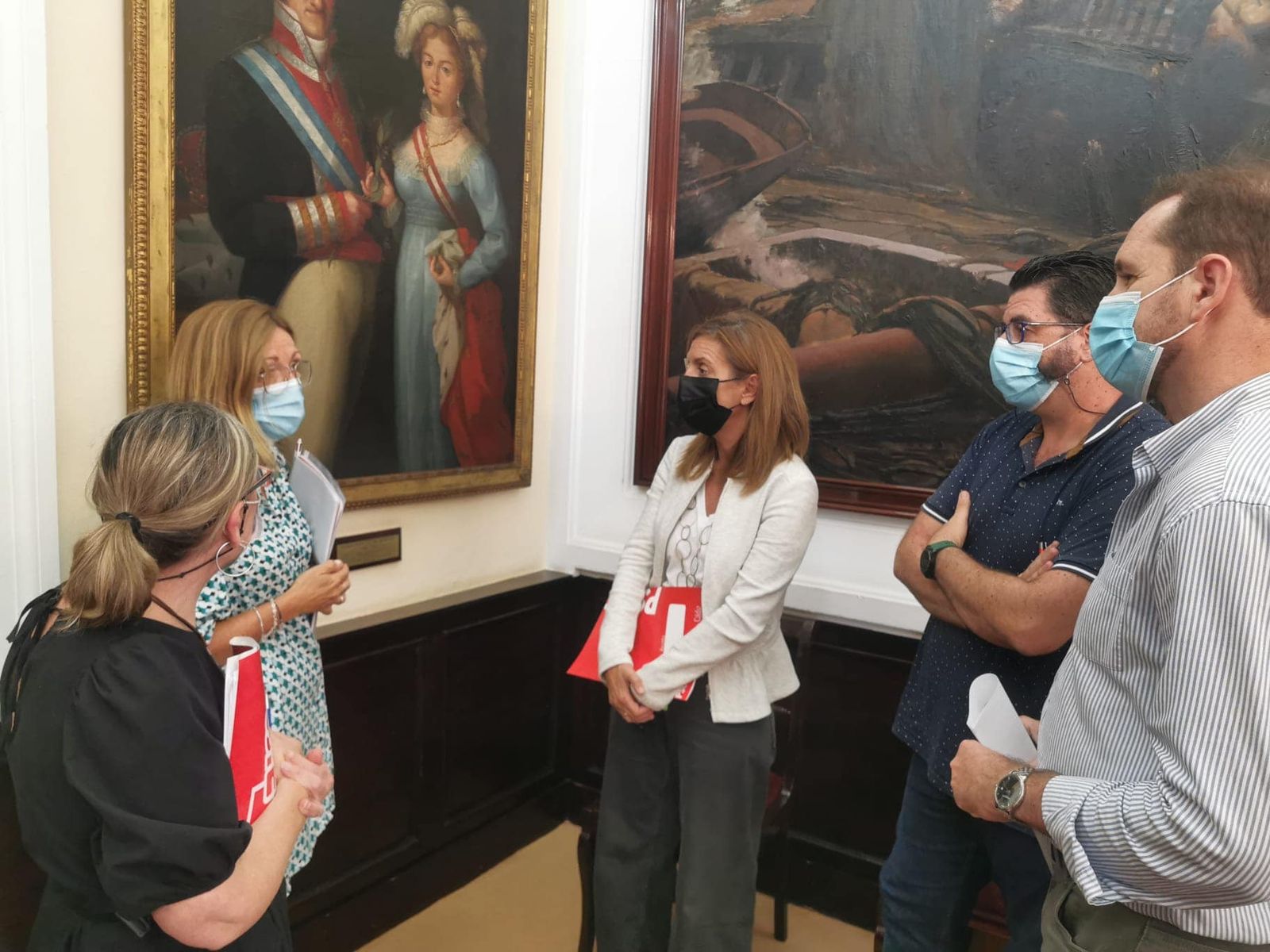 La portavoz municipal del PSOE, Mara Rodríguez, con los representantes de los interinos del Ayuntamiento de Cádiz