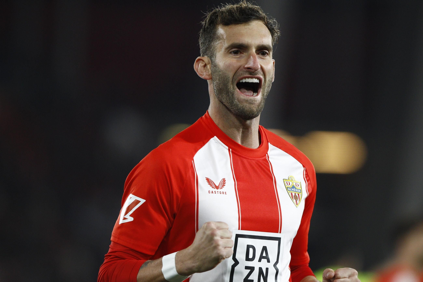 La U.D. Almería se impone por 1-0 al C.D. Mirandés y alcanza la segunda plaza, en imágenes