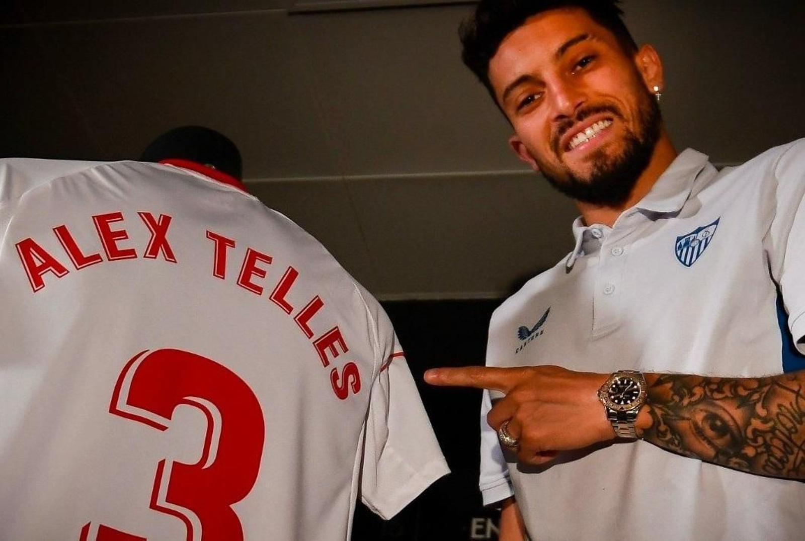 Alex Telles posa para los medios del Sevilla con su nueva camiseta.