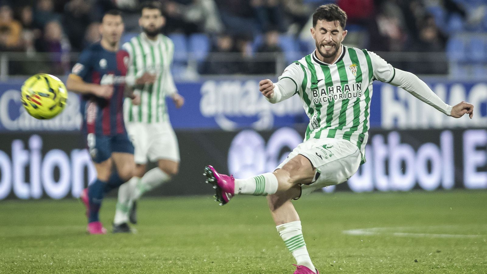 Jacobo González dispara a portería en el Huesca - Córdoba CF.