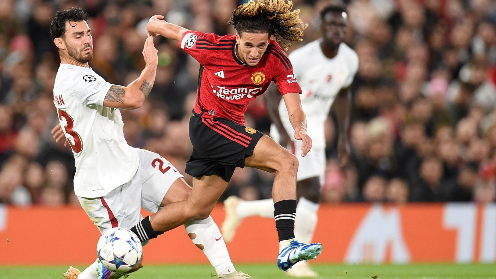 Hannibal Mejbri en una acción ante el Galatasaray, en Champions League