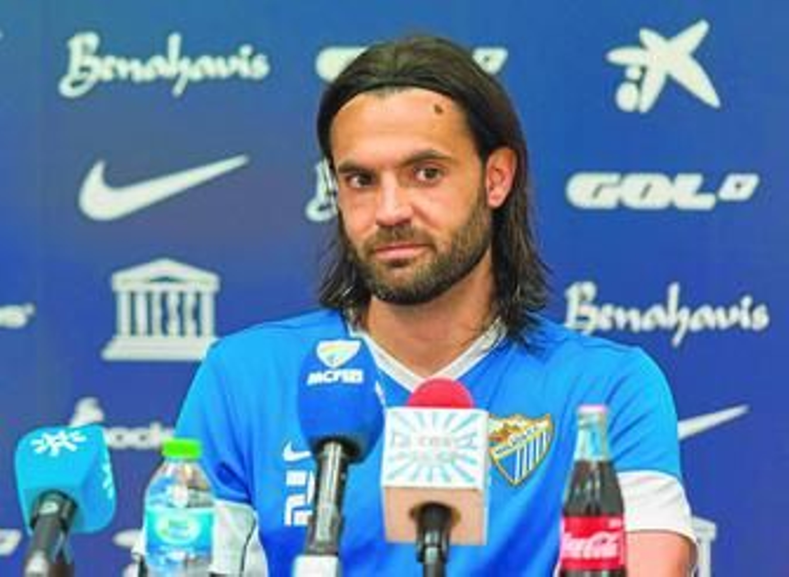 Sergio Sánchez atiende a un periodista que le requiere en la rueda de prensa que ofreció ayer.