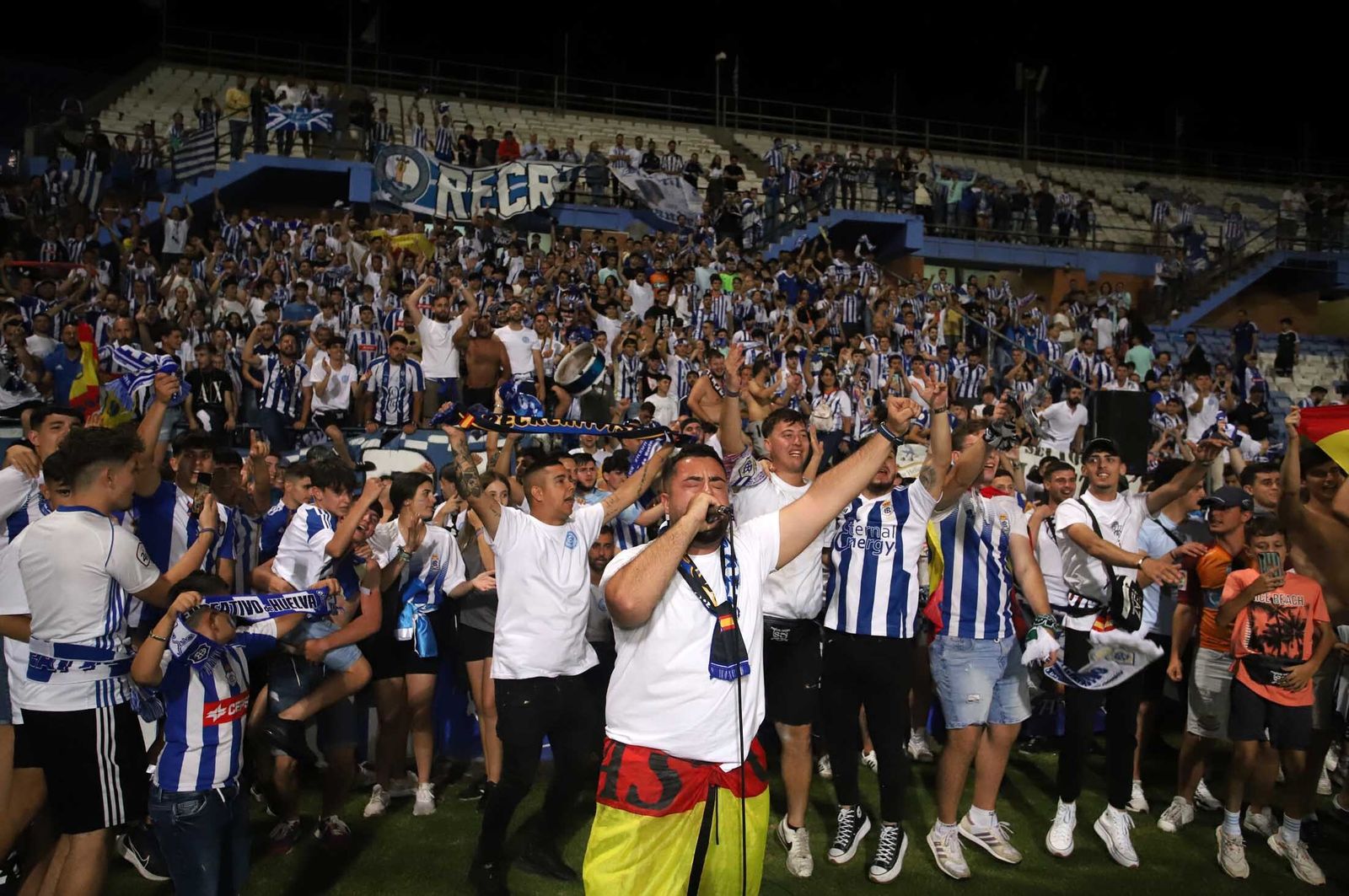 Imágenes del gran ambiente en el Nuevo Colombino en el ascenso del Recre