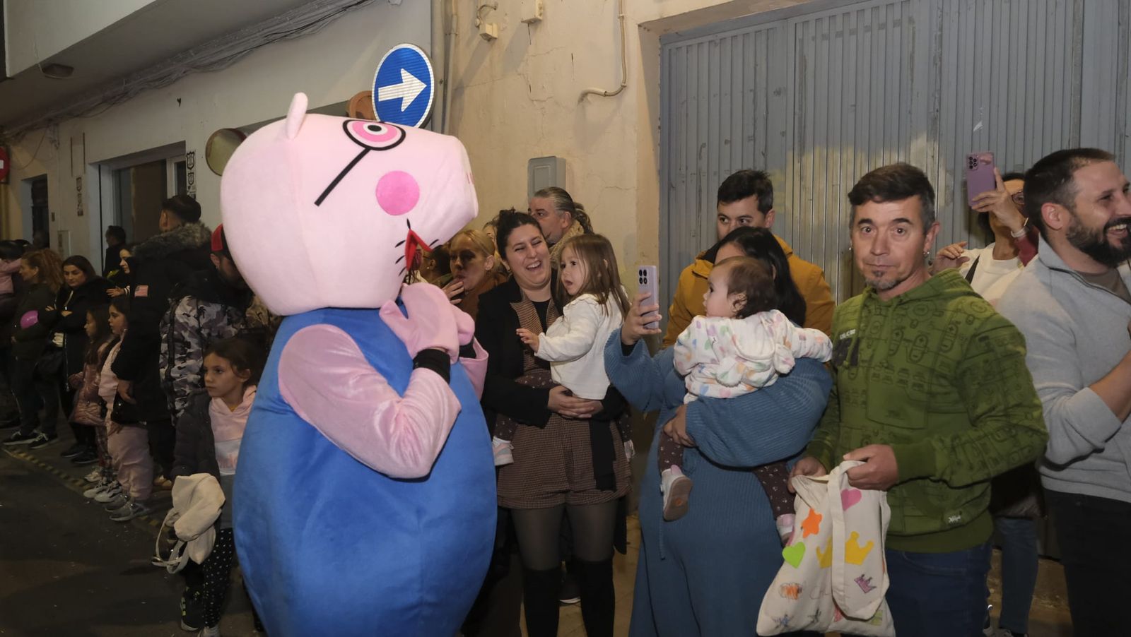 Imágenes de la cabalgata de Huércal de Almería: miles de personas reciben a los Reyes Magos