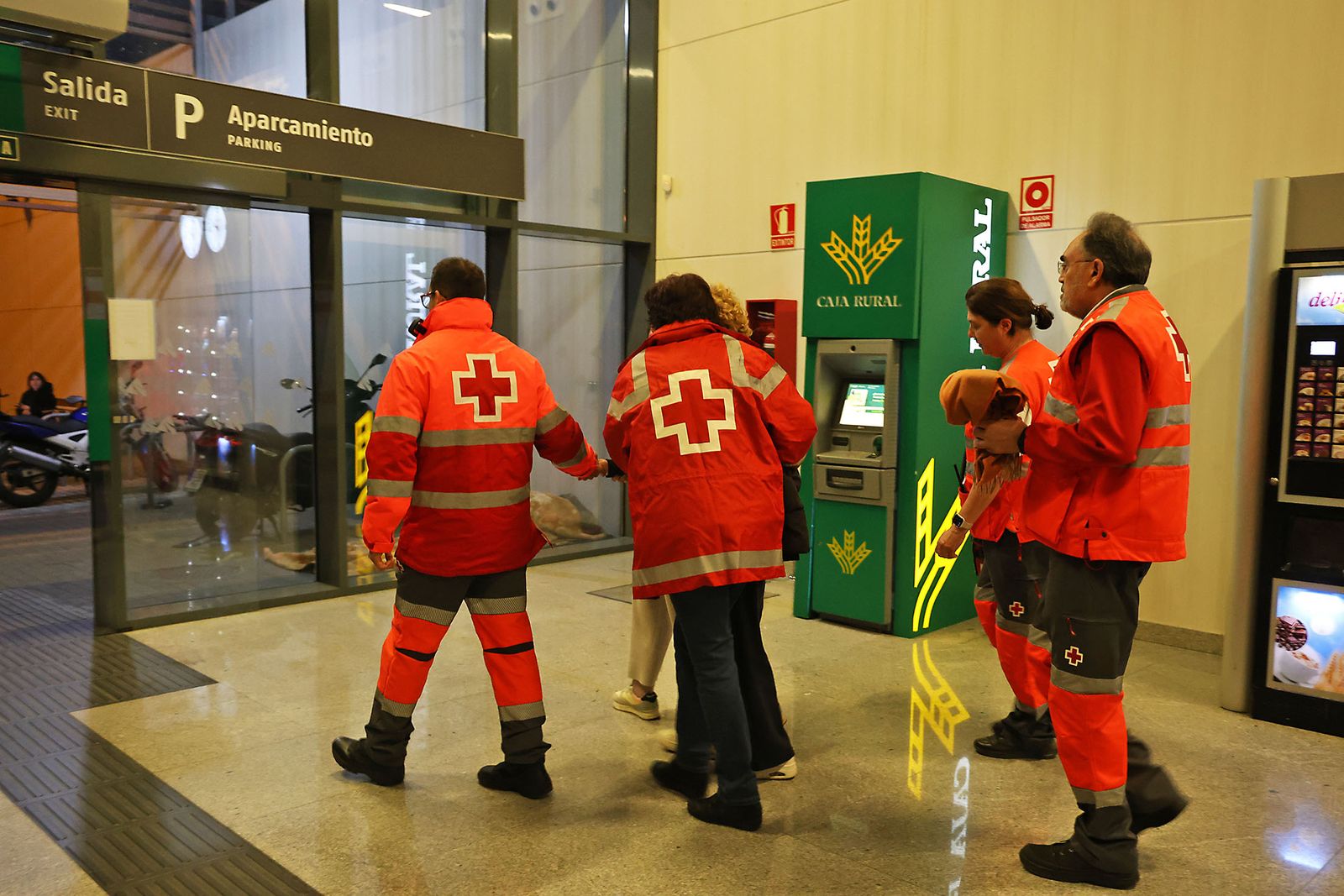 Las Fotografías del dispositivo de urgencia en la estación de Huelva para los afectados por el tren accidentado