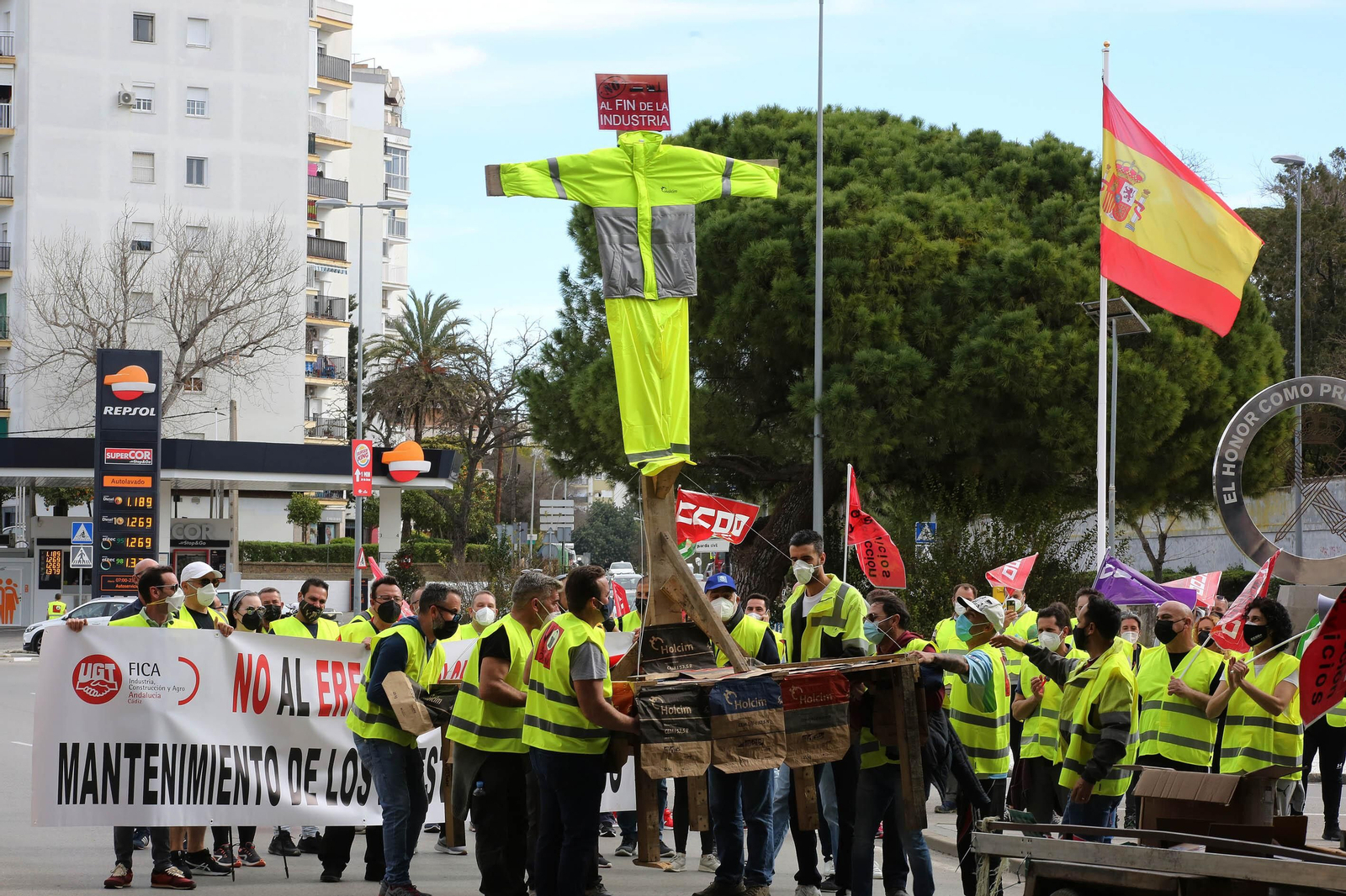 Marcha de los trabajadores contra el ERE de Holcim en Jerez