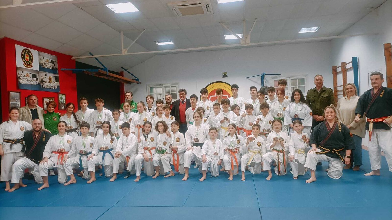 José Ángel Aparicio, junto a los pequeños de la Escuela en el Club Nazaret.