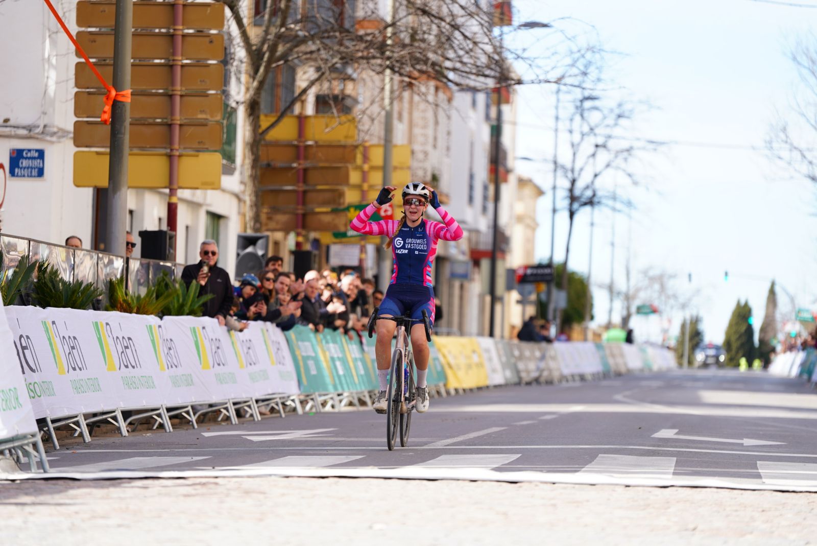 Mikutytė entra triunfal en la línea de meta de Úbeda.