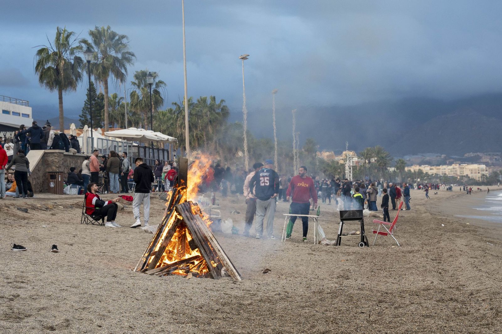 Las moragas reúnen a miles de personas en Roquetas para celebrar el final de año