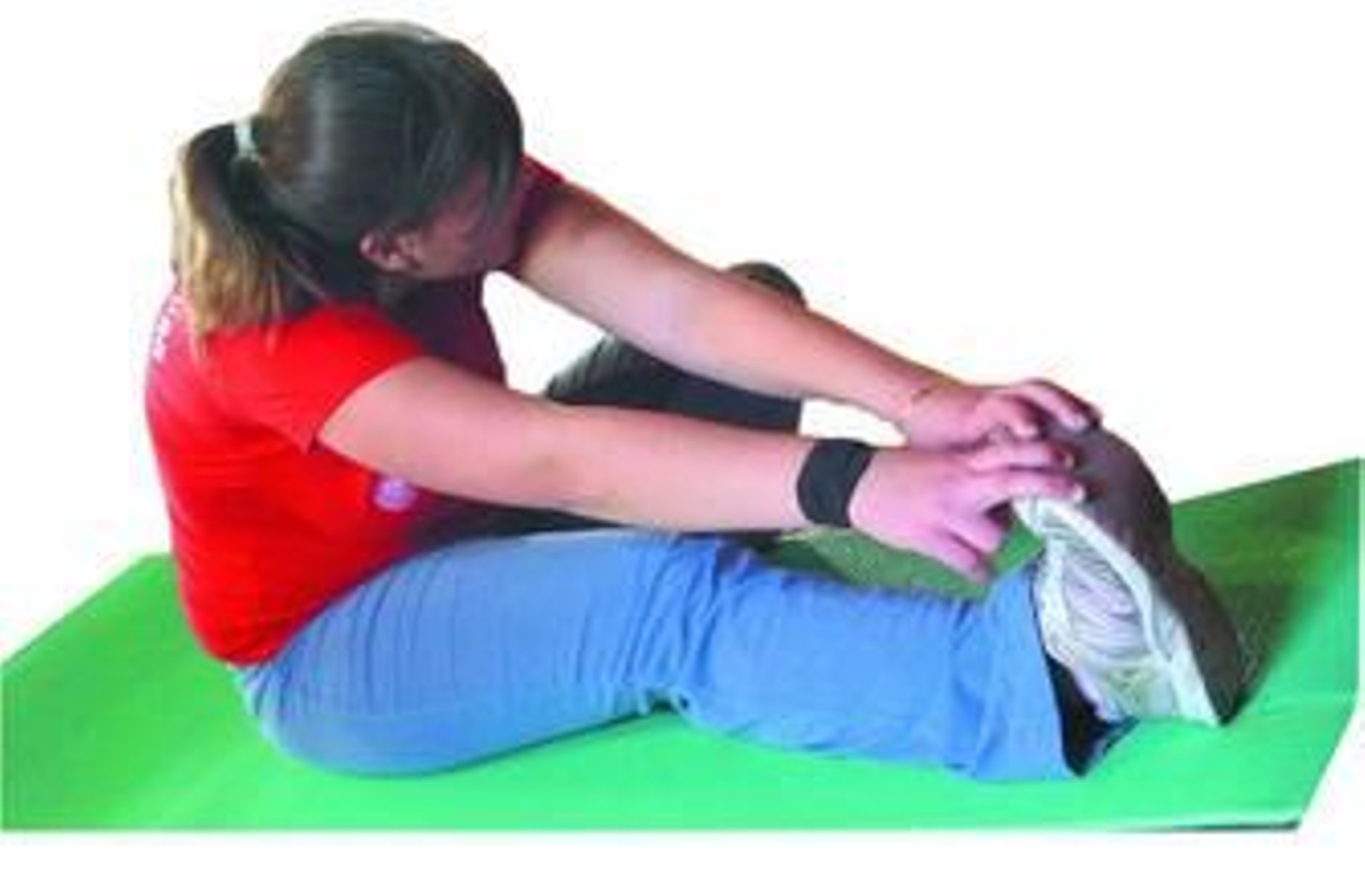 En las imágenes, algunos de los ejercicios que llevaron a cabo las mujeres que participaron en el III Aerobitón celebrado en Zufre.