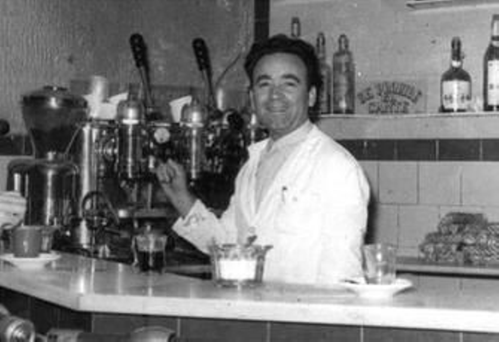 Foto retrospectiva de Antonio tras la barra del Brim.