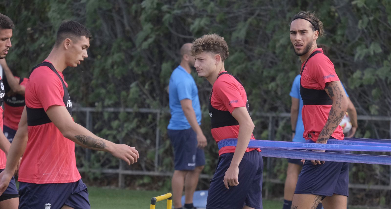 Simo, Gudelj y Adrián Fuentes se ejercitan en la Ciudad Deportiva.