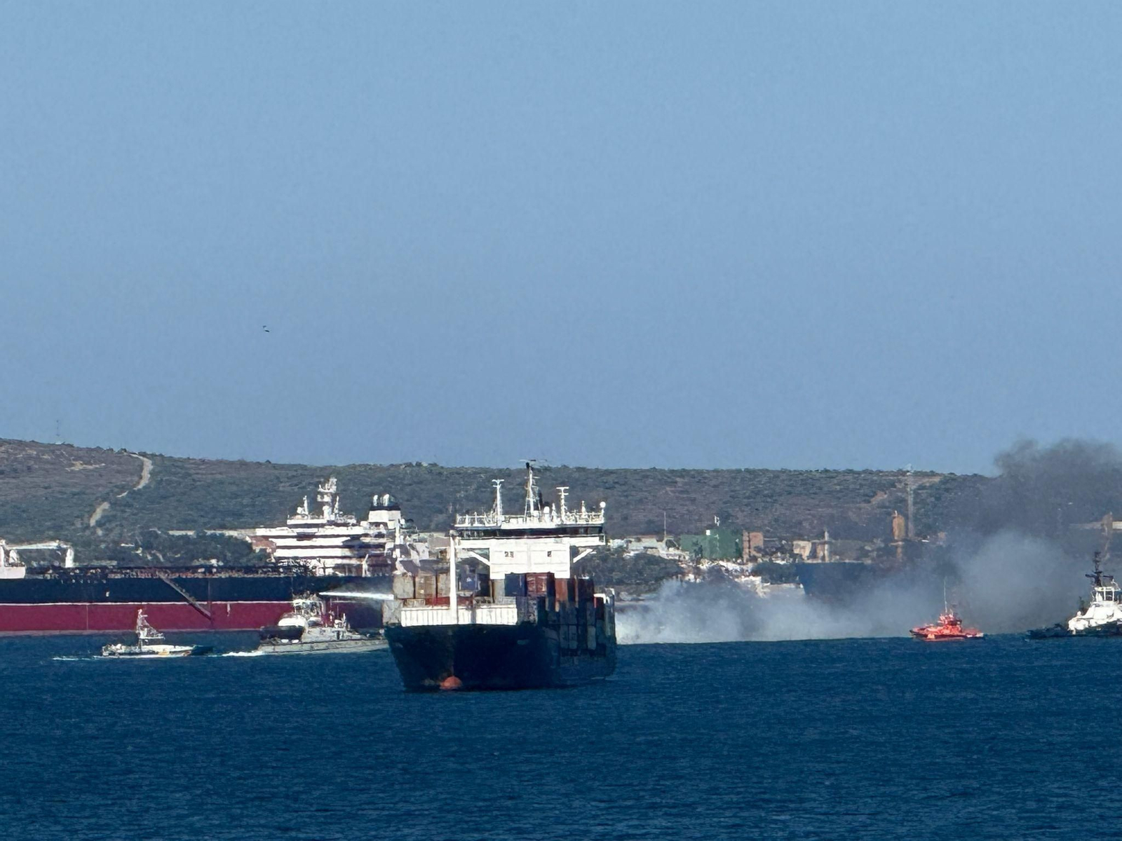 Fotografías desde la costa del incendio de un embarcación de la bahía de Algeciras