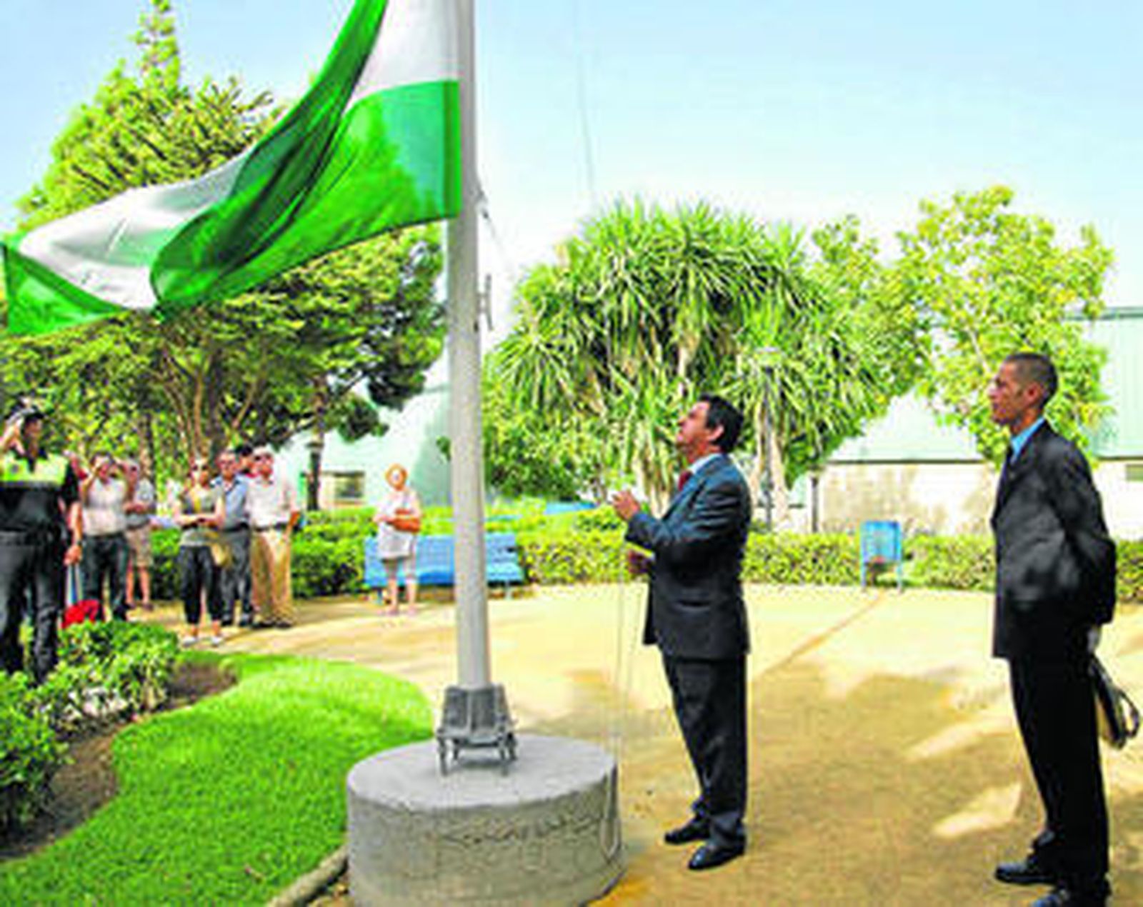 Izado de la bandera a manos del alcalde, ayer, en el acto de homenaje de la Corporación Municipal.