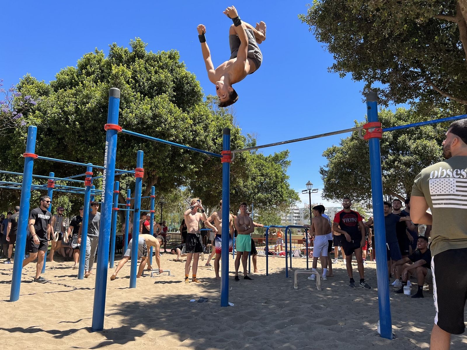 Un joven practicando calistenia.