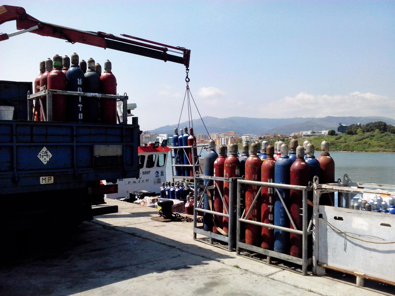 Un buque de aprovisionamiento en el puerto de Algeciras.