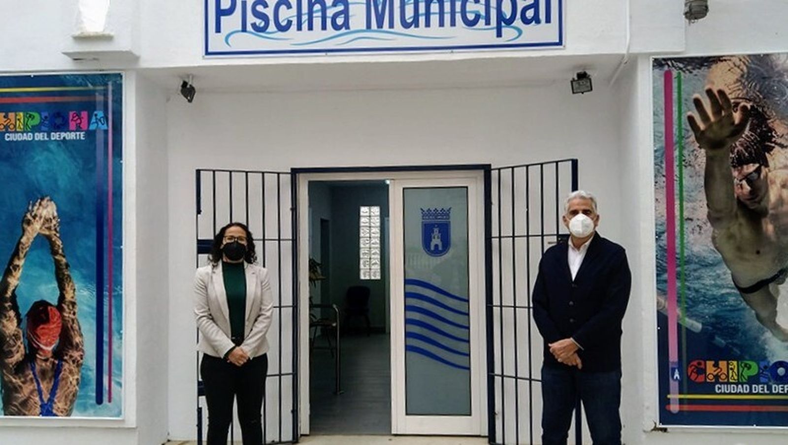 El alcalde y la concejala de Deportes, en la puerta de la piscina municipal.