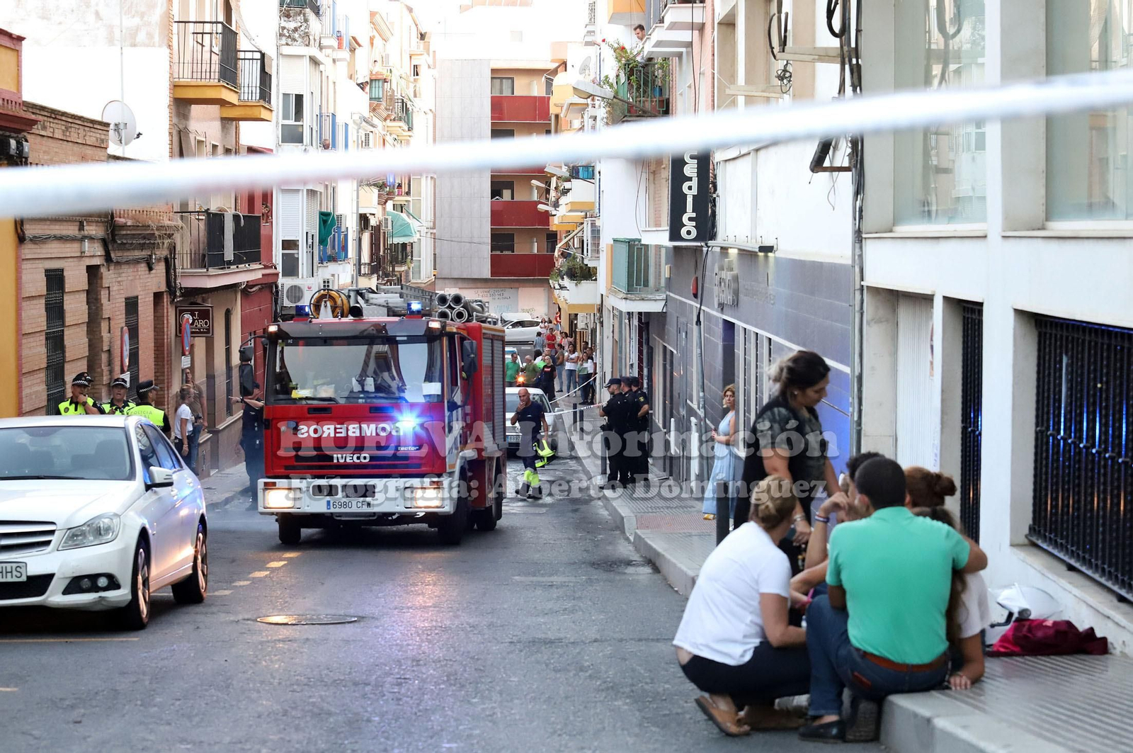 Imágenes del incendio de una vivienda en la calle Ciudadela