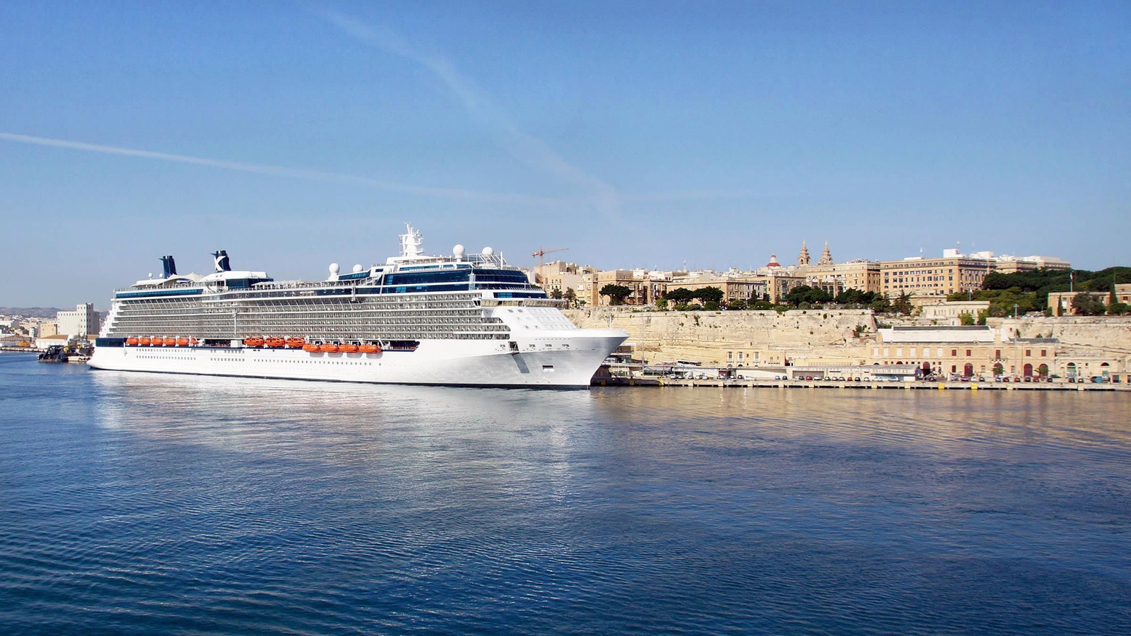 Un barco de Celebrity Cruises, atracado en el puerto de la Valeta, en Malta, uno de los grandes beneficiados por la suspensión de los cruceros en España