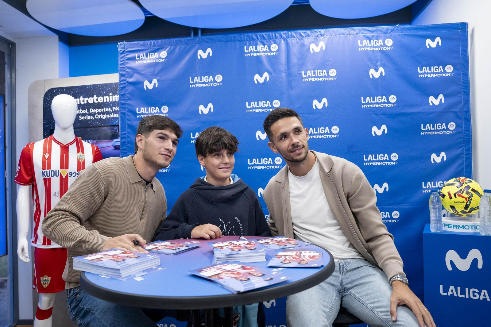 Las imágenes del encuentro con los aficionados de Monte y Bonini en el Paseo de Almería