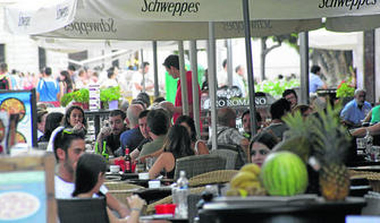 Una de las terrazas llenas en Calle Larios.