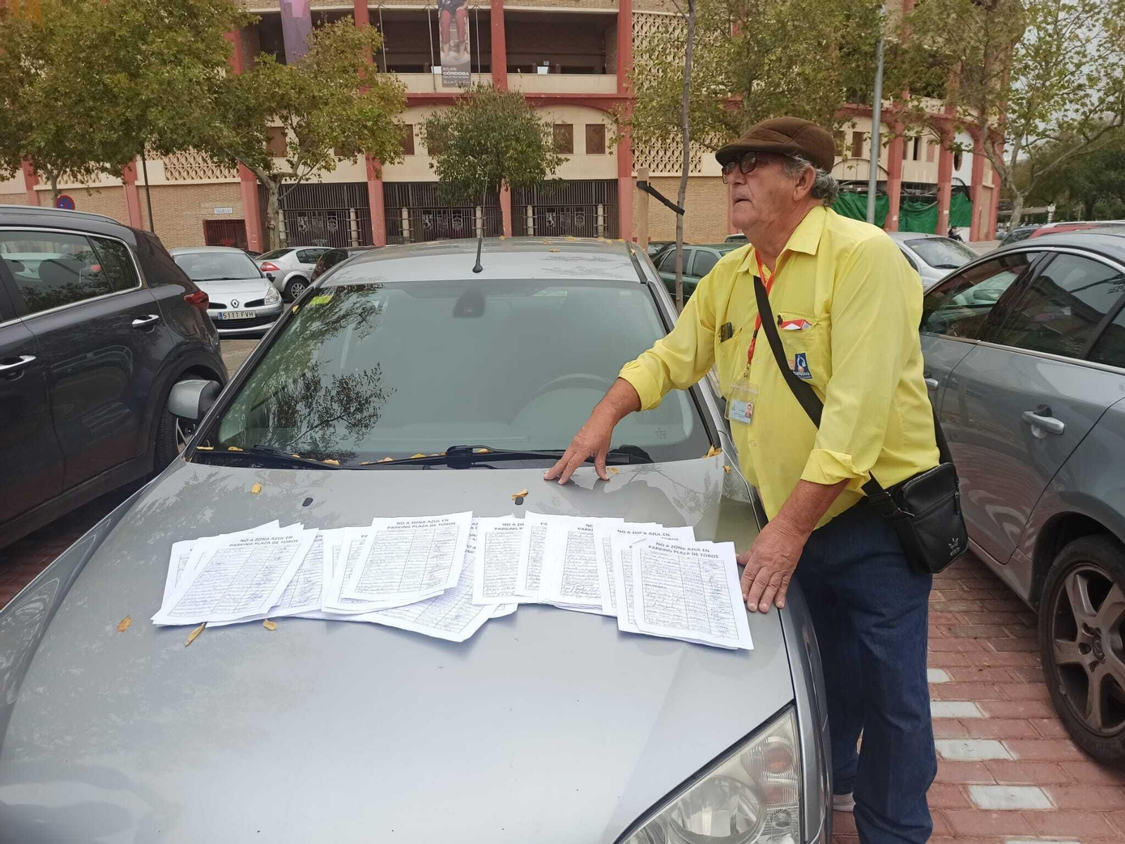 El aparcacoches, Miguel Navarro, muestra las firmas que piden el fin de la zona azul en el parking de Ciudad Jardín.