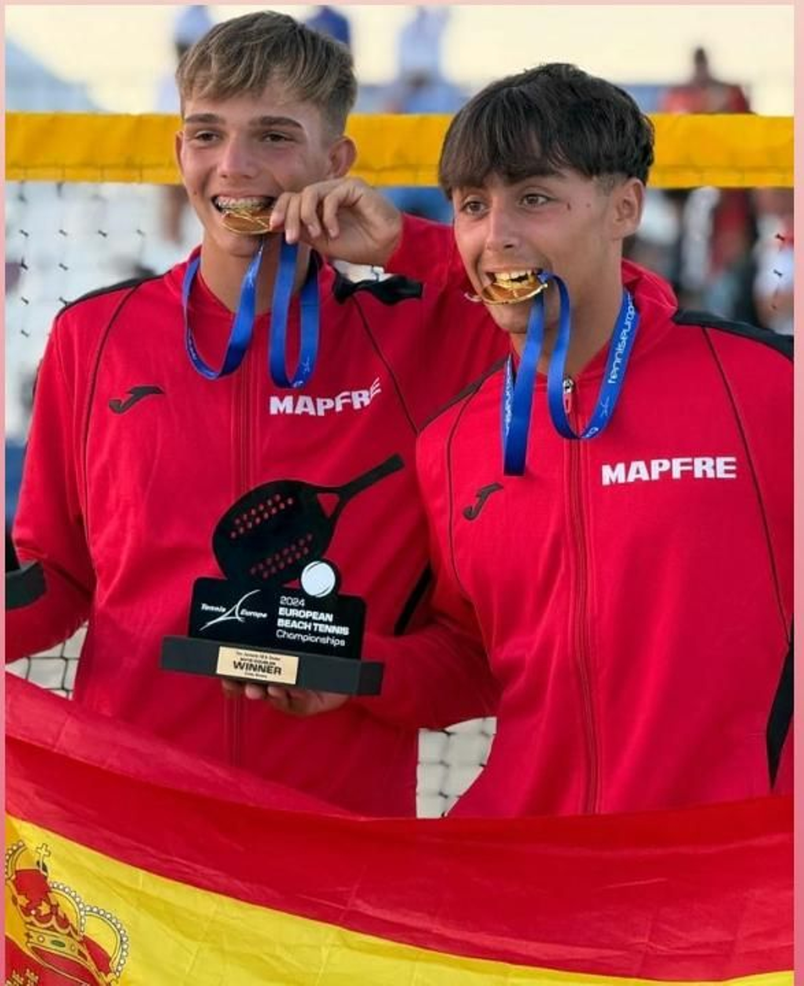Nico Volpe y Jorge Méndez posan con el trofeo y la medalla de campeones de Europa en categoría sub-18.