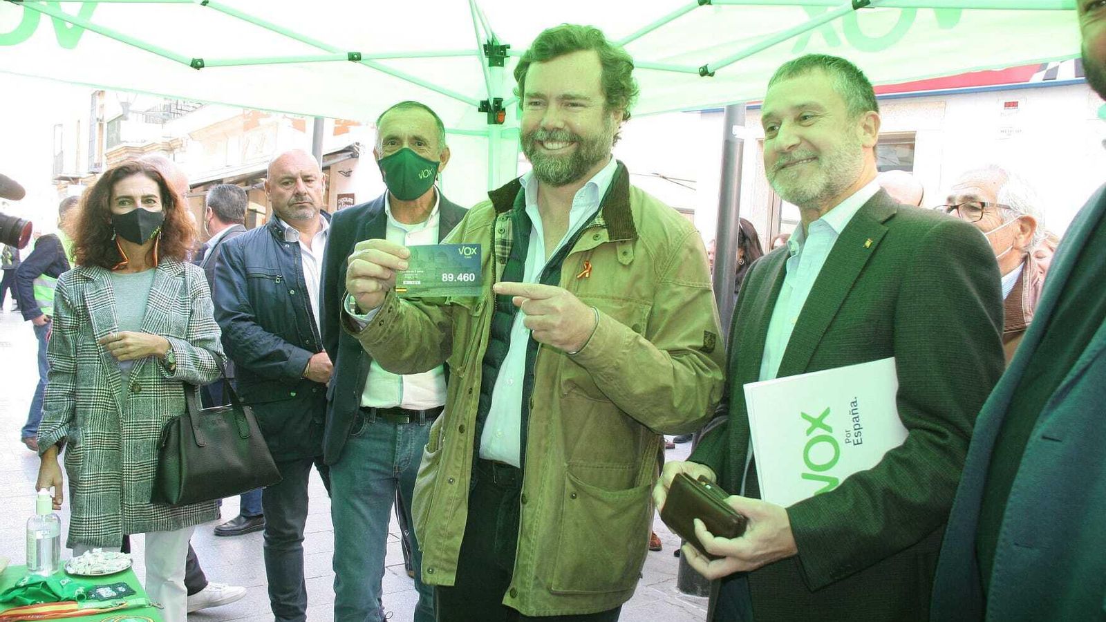 Iván Espinosa de los Monteros se llevó para Madrid participaciones de la Lotería de Navidad de Vox El Puerto.