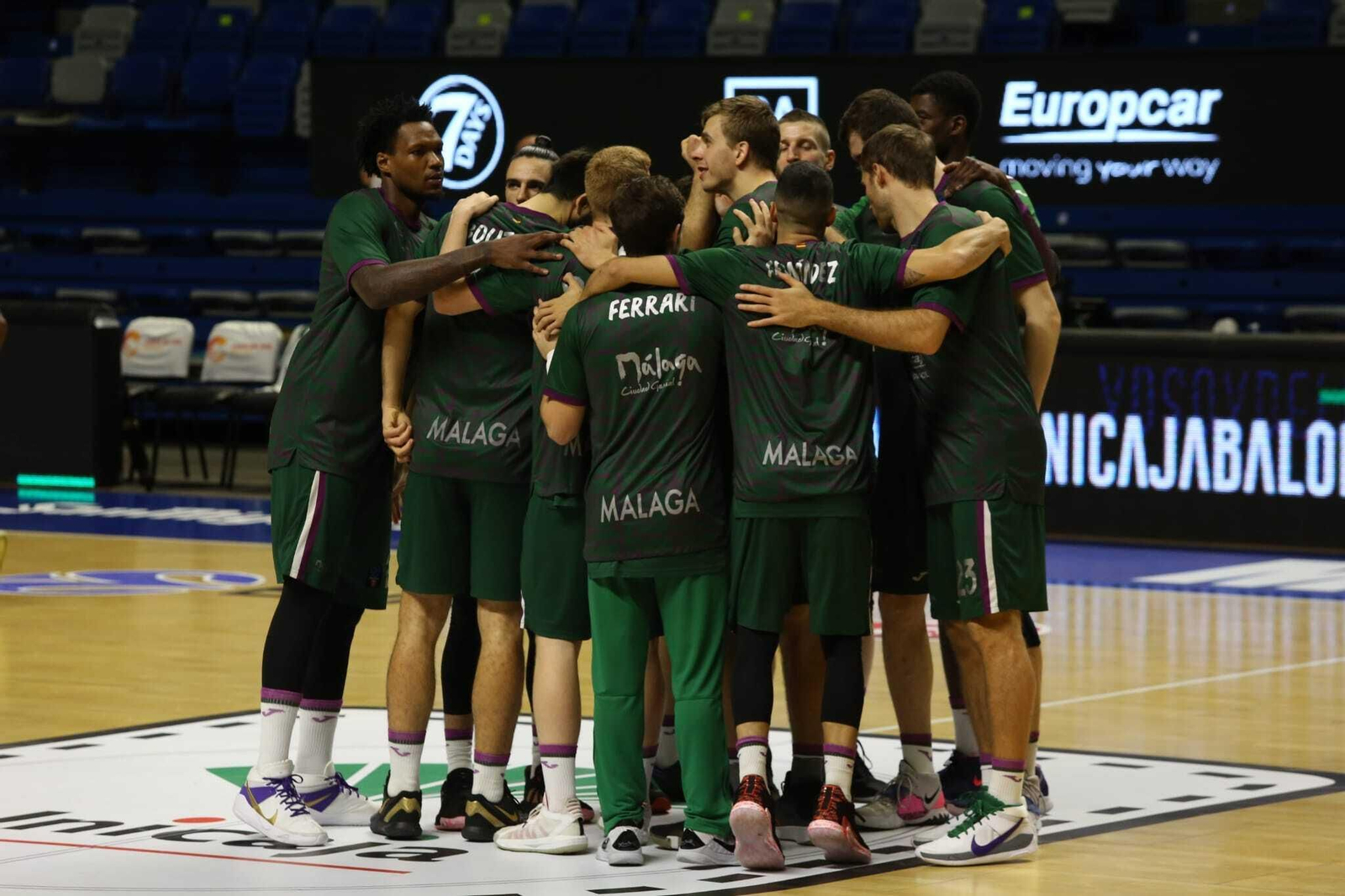 Los jugadores del Unicaja hacen piña en el Carpena.