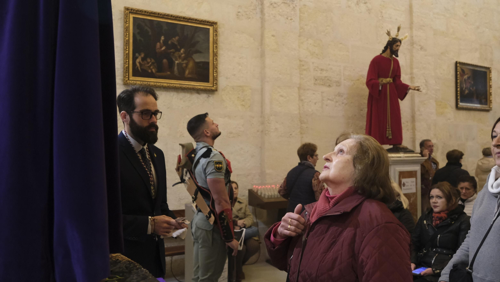 Imágenes del multitudinario besapiés del Cristo de Medinaceli en la Catedral de Almería