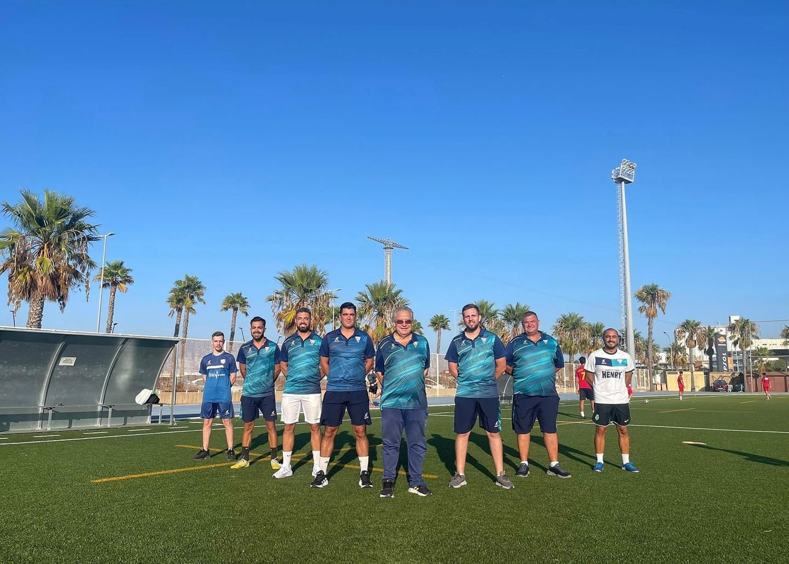 David Almorza, al frente de su equipo de trabajo en un posado en el campo Manuel Irigoyen.