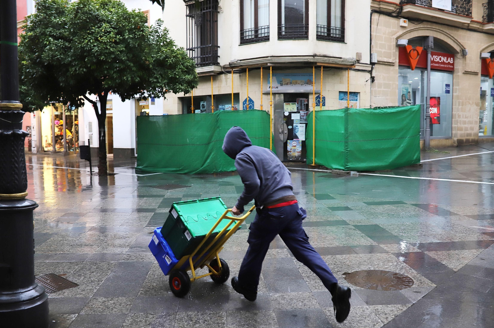 Un hombre pasa este viernes por delante de la actual sede de Acoje en calle Larga.