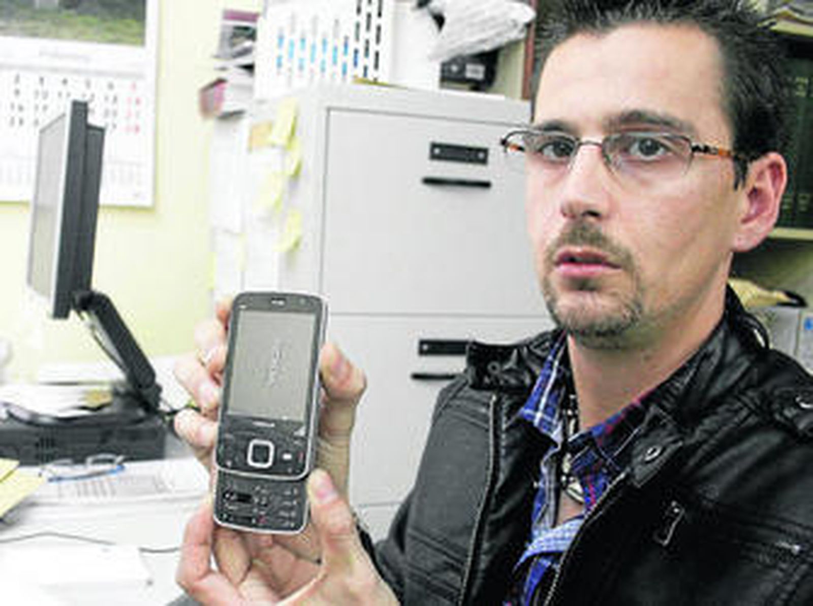 Francisco Yepes, ayer con la réplica del teléfono objeto de la polémica.