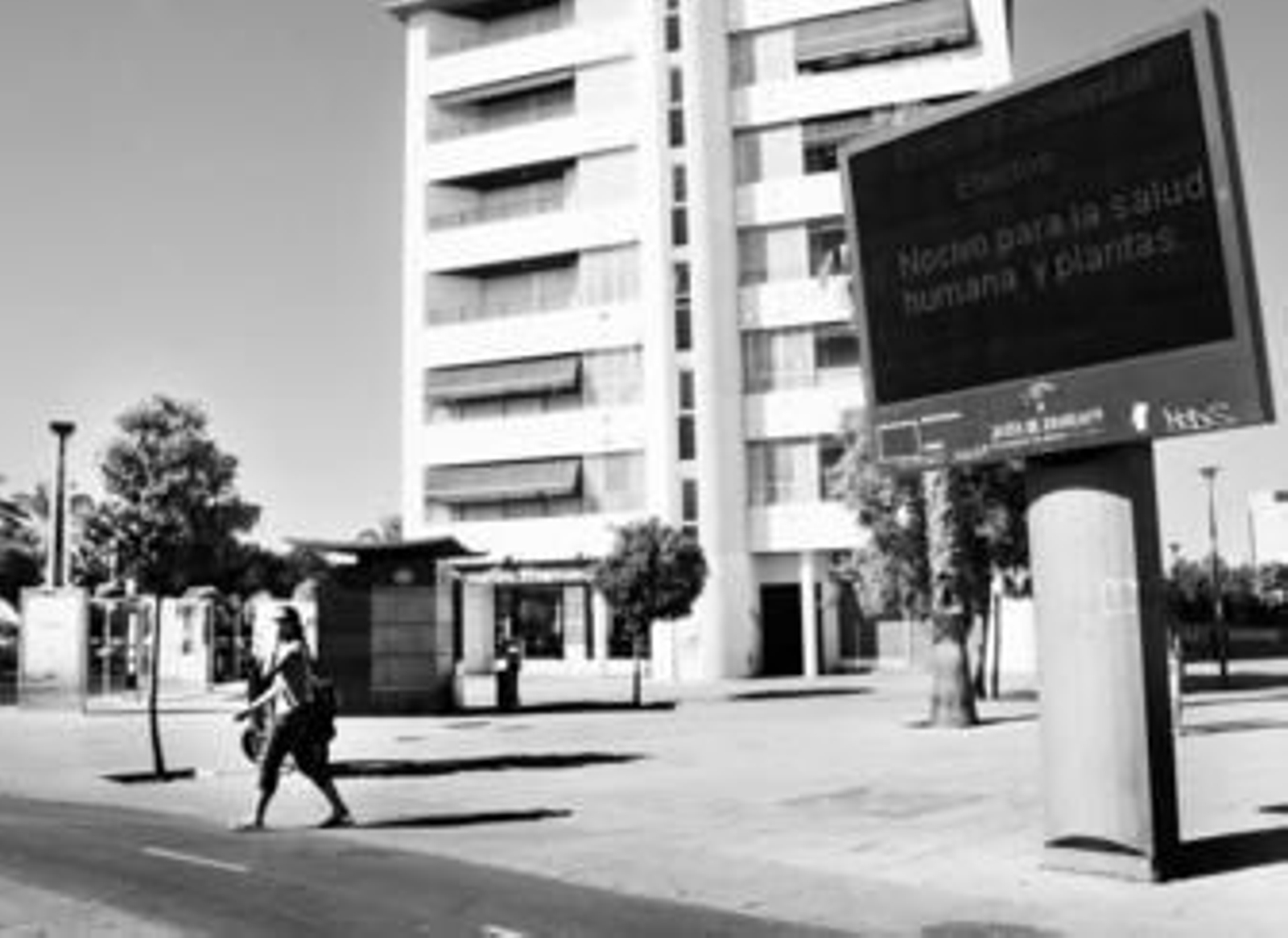 Panel informativo sobre la calidad del aire en la Barqueta, con datos sobre los efectos nocivos del ozono.